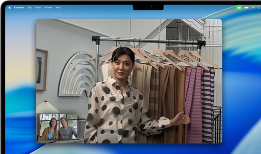 Videohovor na MacBooku Pro, při kterém žena ukazuje dalším dvěma lidem různé látky; centrování záběru ji udržuje uprostřed záběru, zatímco se pohybuje